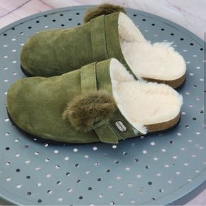 **SOLD** NWT. BearPaw Olive Green clogs, slippers, slides. Size 8 women’s 💚🐾